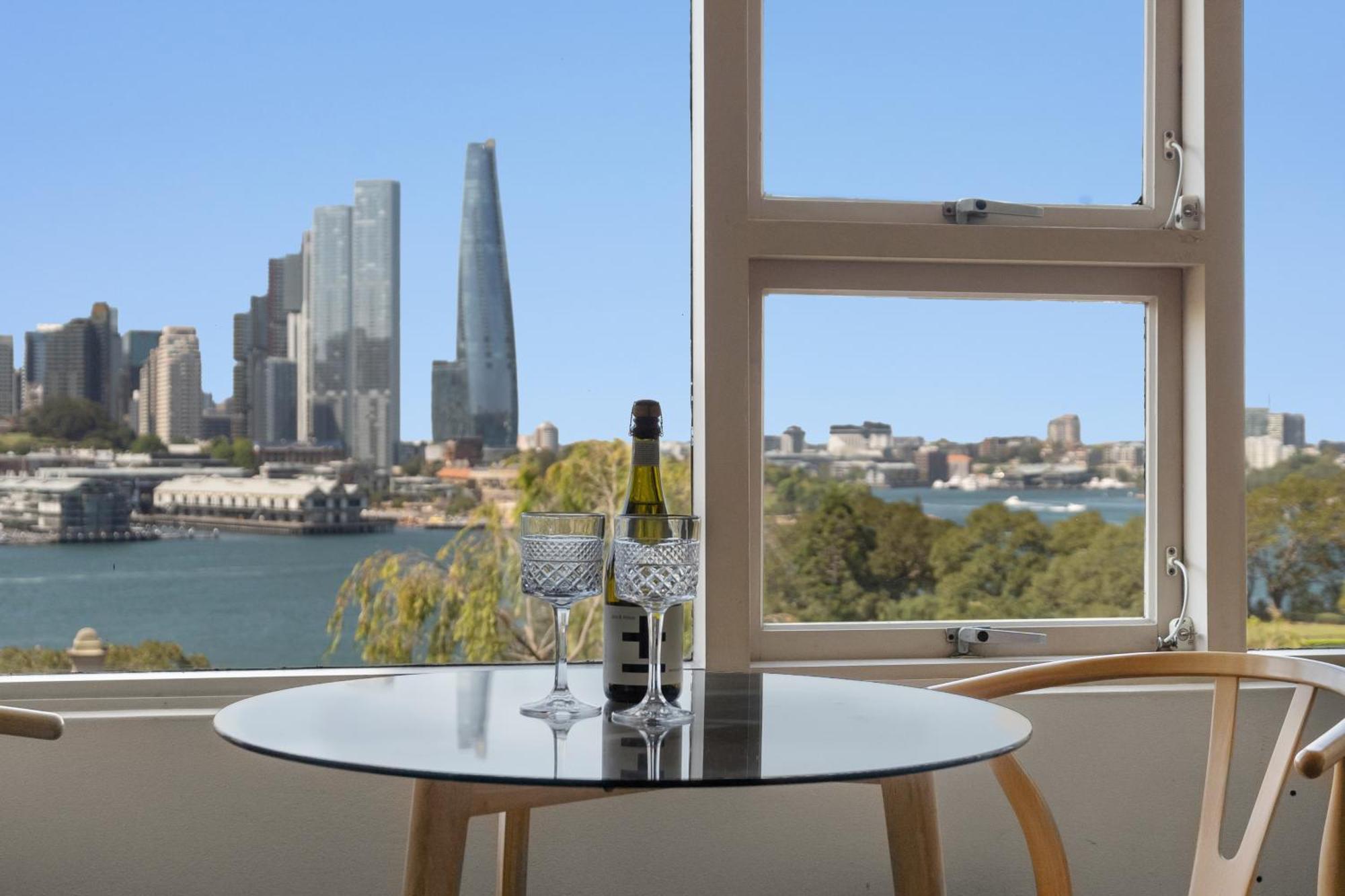 Magical Escape With Harbour Views & Parking Sydney